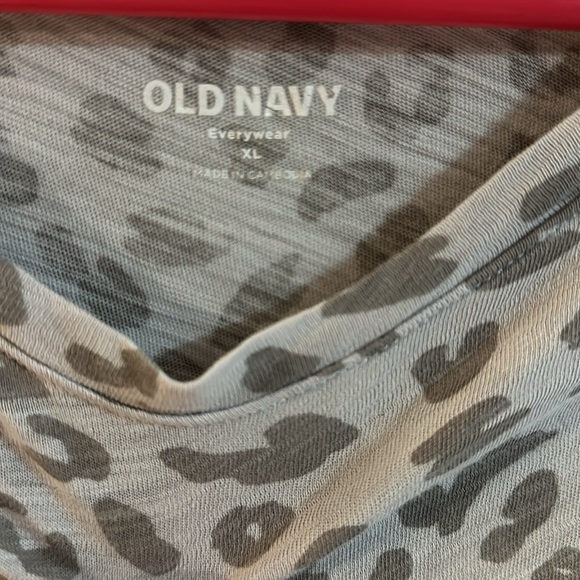 Old navy women’s XL blue leopard print top - Picture 3 of 4